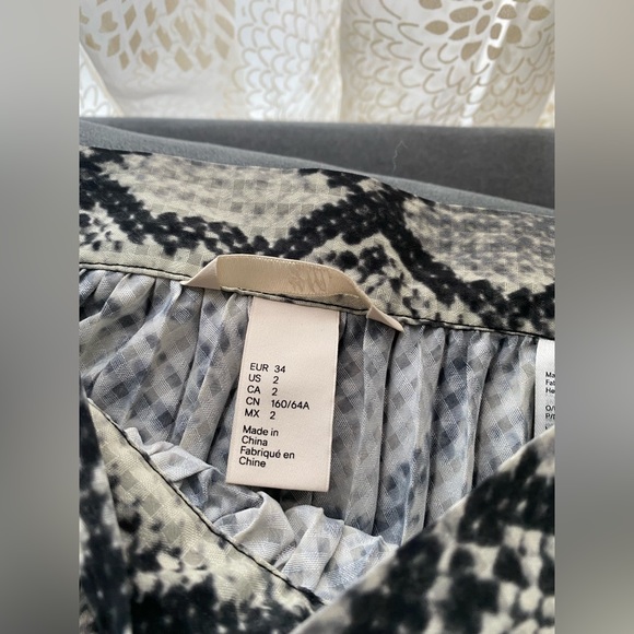 H&M Snakeskin print Long pleated skirt - Picture 3 of 6